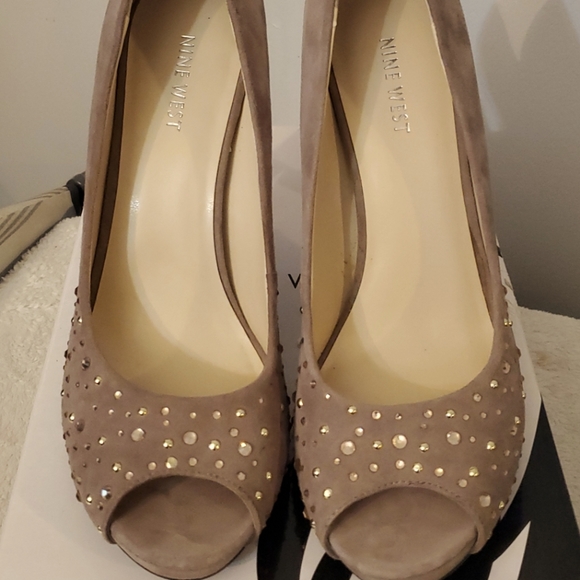 New with box Nine West Peep Toe Heels, Size 9. Suede leather - Picture 1 of 3